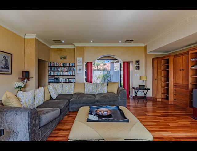 6 BEDROOM HOUSE FOR SALE IN PECANWOOD ESTATE